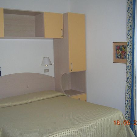 Hotel Ariella Milano Marittima Bagian luar foto