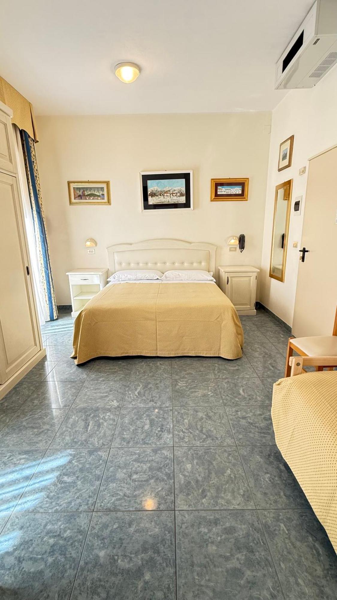 Hotel Ariella Milano Marittima Bagian luar foto