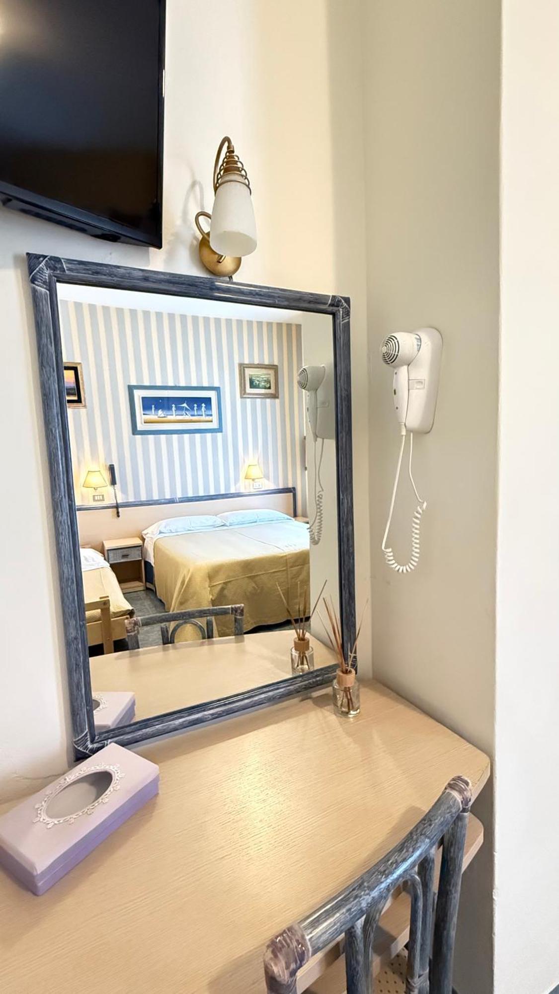 Hotel Ariella Milano Marittima Bagian luar foto
