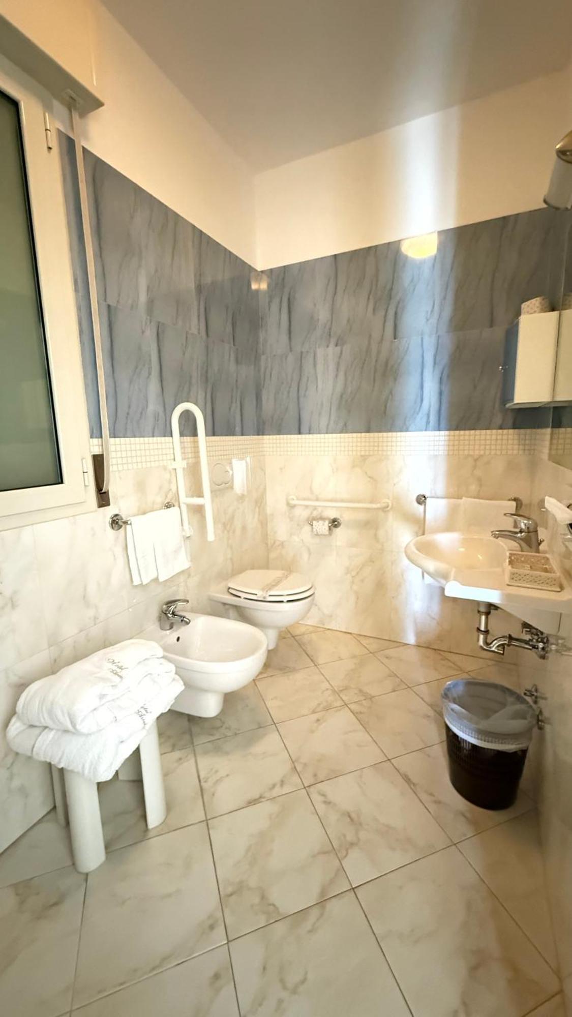 Hotel Ariella Milano Marittima Bagian luar foto