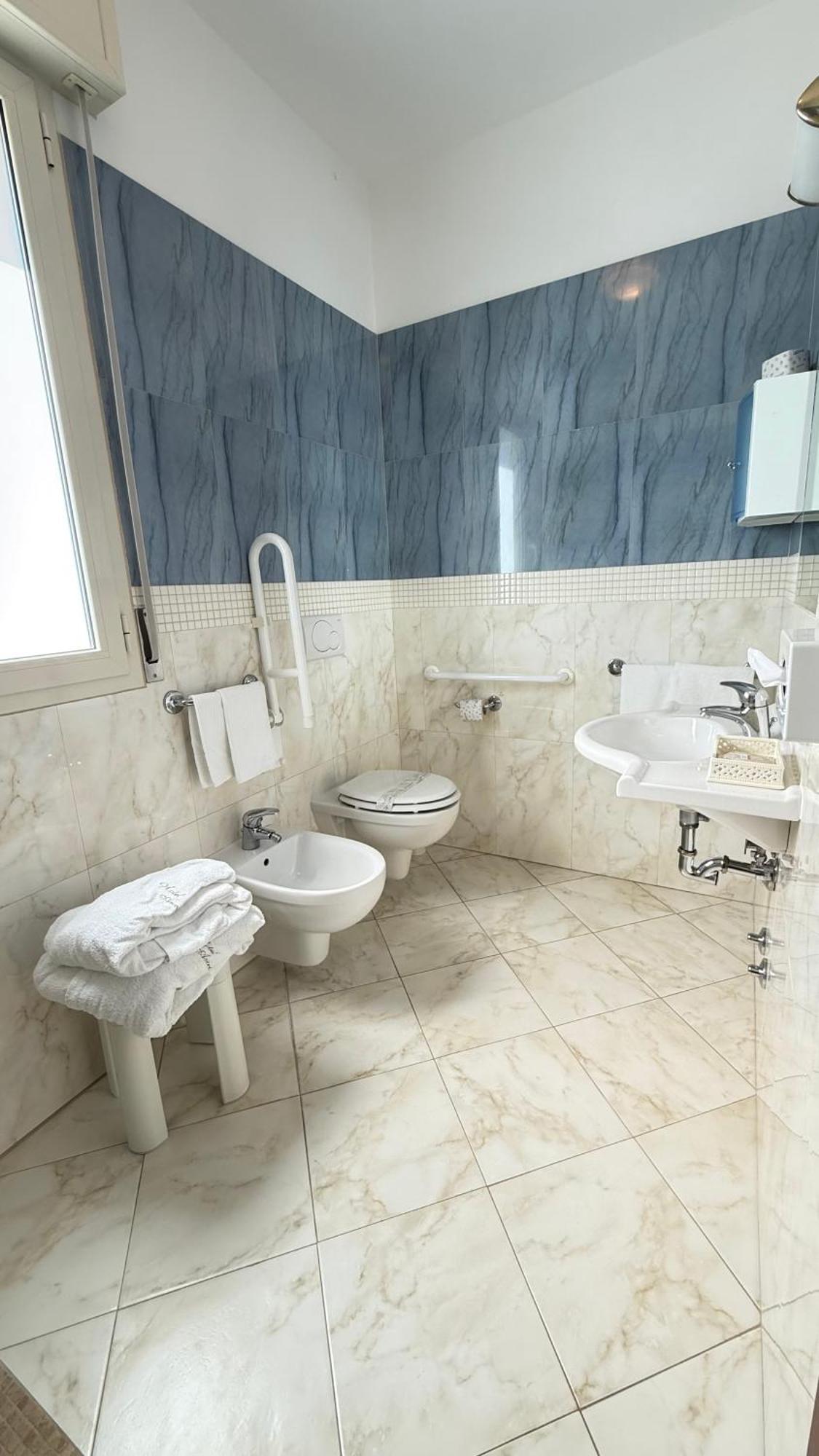 Hotel Ariella Milano Marittima Bagian luar foto