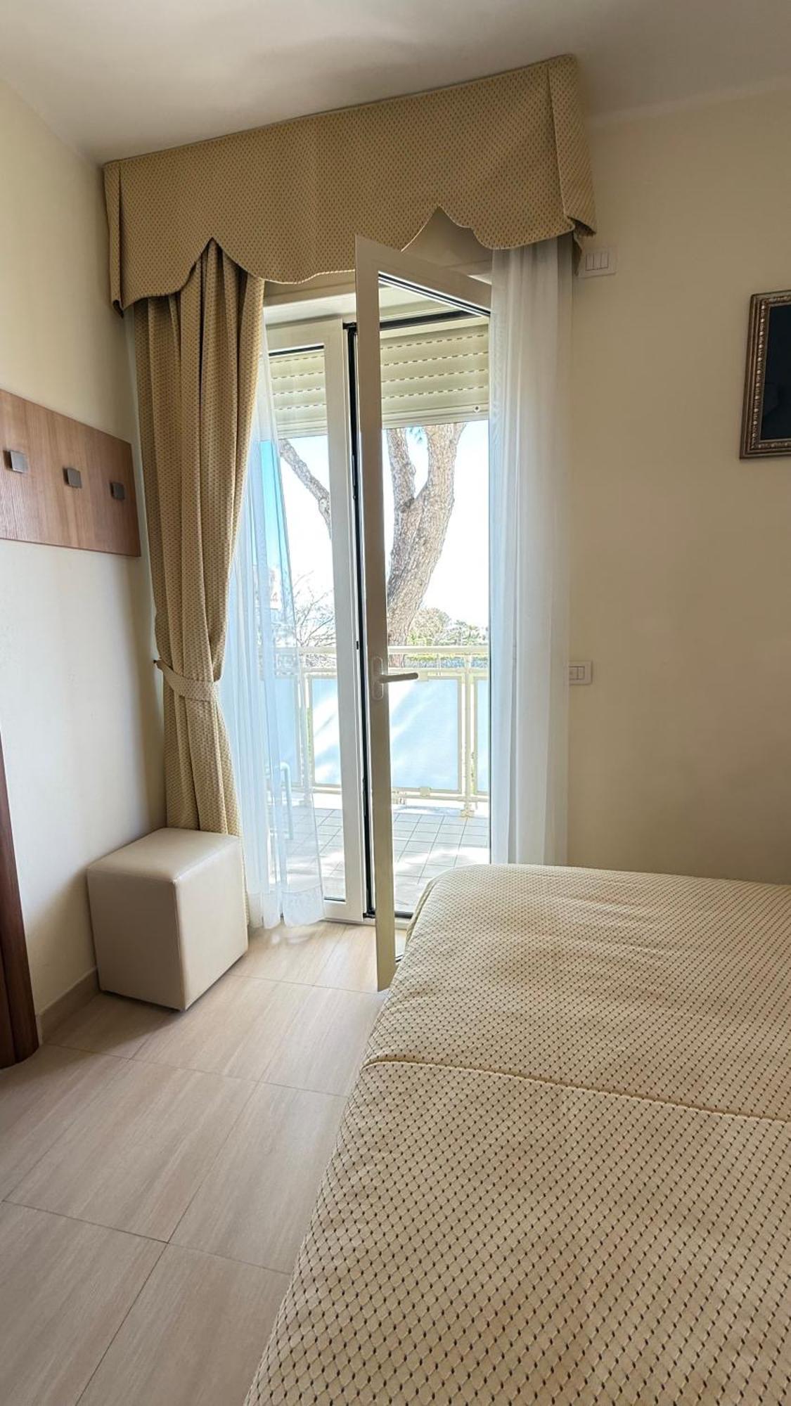 Hotel Ariella Milano Marittima Bagian luar foto